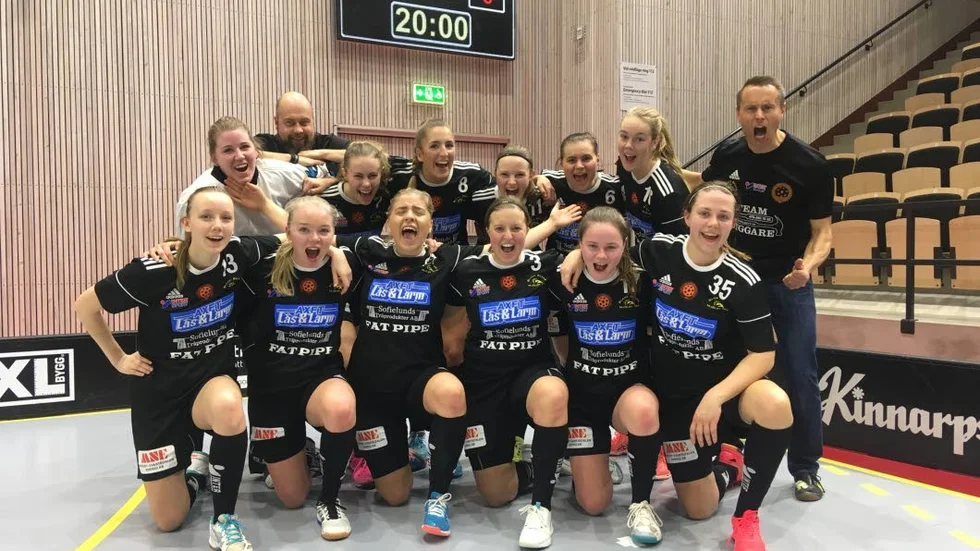 Boxholm-Mjölby var på gotland och spelade i slutet av säsong och kvalade till allsvenskan. Men nu läggs båda damlagen i ettan och tvåan ned på grund av spelarbrist.