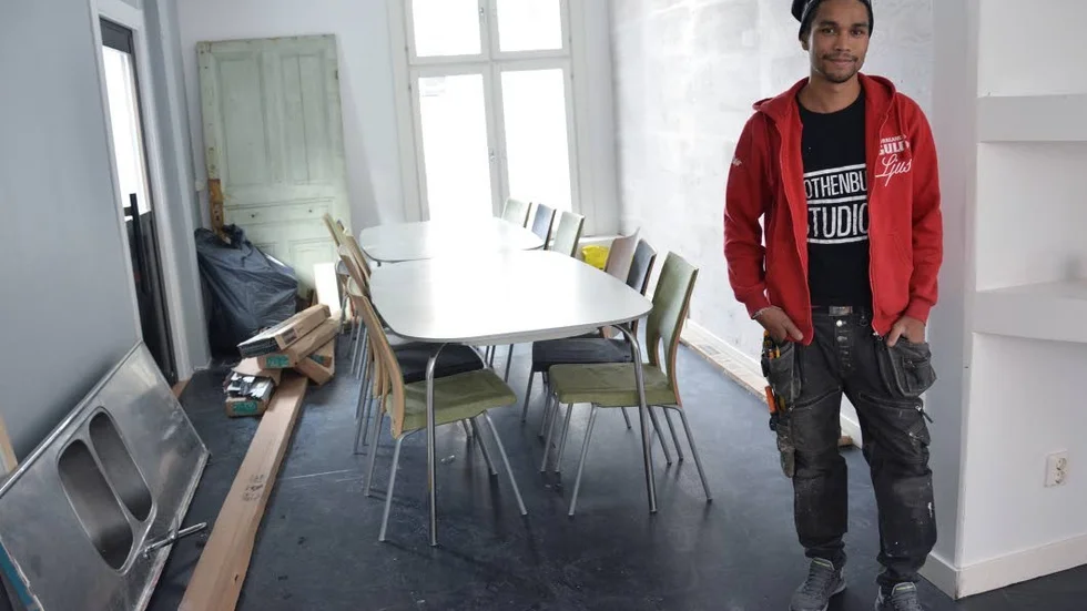 Renovering. Det första Erik Larsson var tvungen att göra var att slå ut en del av väggen för at göra en dörr. Av brandsäkerhetsskäl behöver lokalen två utgångar. Då hittade han den gamla gröna dörren som syns i bakgrunden på bilden, inmurad i väggen.