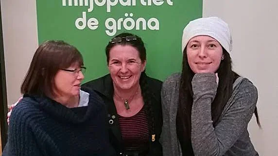 Akko Karlsson (mitten) och Anna Bodjo tillsammans med Vimmerbypolitikern Ingmarie Söderblom vid nomineringsstämman som hölls i helgen.