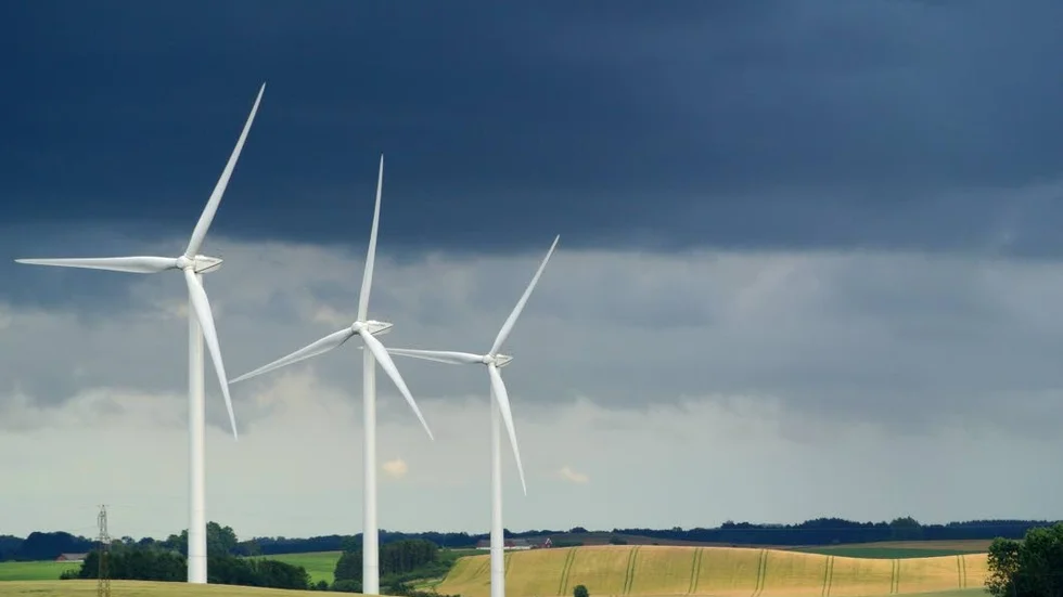 Vindkraftverk. Många tycker redan i dag att vindkraften är ett naturligt inslag i landskapet och en symbol för ansvarstagande och hållbarhet.