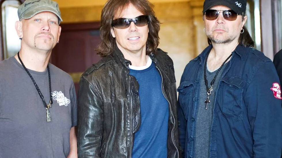 Europe-musiker. Ian Haugland och Mic Michaeli flankerar Joey Tempest på denna bild. På fredag kommer de två förstnämnda att giga i Motala med ett nykomponerat band.