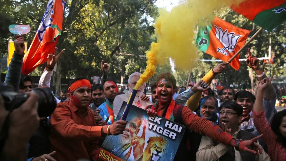 Utrikesbevakning.
Svenska medier hänger inte med i Indien. BJP:s anhängare firar valsegrar  med fyrverkerier i New Delhi förra månaden..