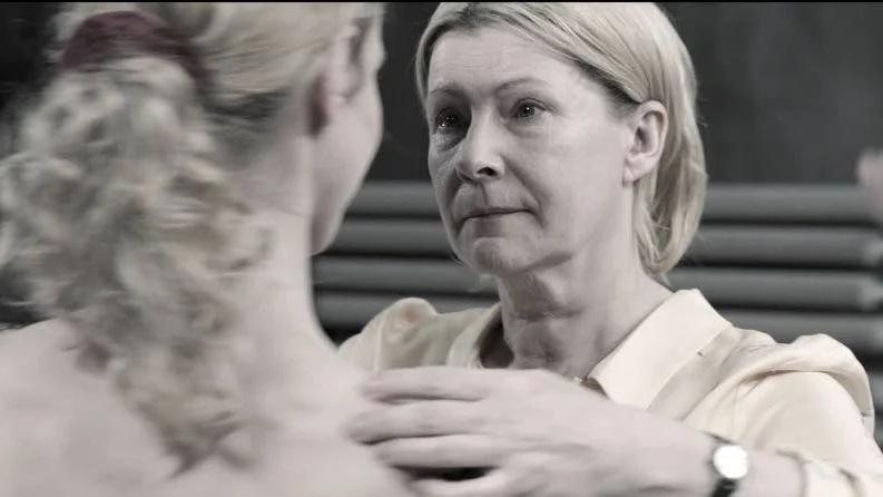 Den pensionerade Renata (Dorota Kolak) blir besatt av dansläraren Marzena (Marta Nieradkiewicz), i ”United states of love”.
