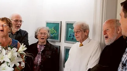 "Ja, må han leva..." sjöng besökarna så det ekade i de mer än 100-åriga lokalerna. Här ses från vänster Gerd-Marie Schultz, som också överlämnade vita liljor, Bo Fröberg, Inga Mårtensson, huvudpersonen själv, Thorsten Ungsäter och Stig Bäck.