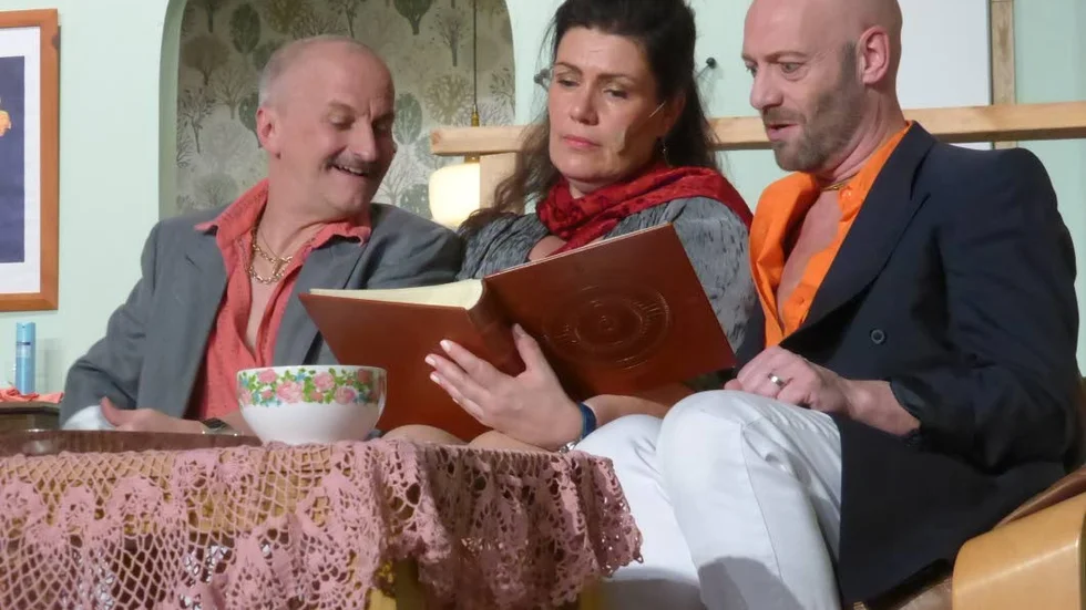 Bea omgiven av de spanska kavaljererna Jesus och Manolo Costazuela.