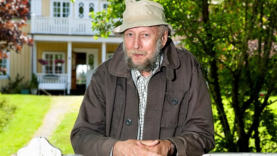 Författaren Torgny Lindgren, under många år verksam i Vimmerby, har gått ur tiden, 78 år gammal. Vid sin bortgång var han bosatt på Tjärstad prästgård utanför Rimforsa.