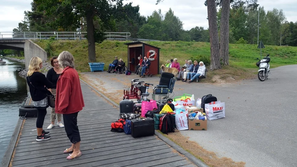 Personal, packning och gäster väntar på att få bege sig ut till Hasselö. Foto: Roger M Carlsson