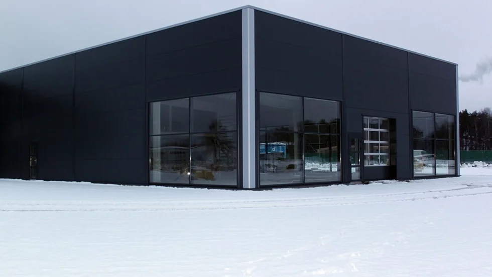 Bilcenter Vimmerby växer rejält med sina nya lokaler på Ceos. Ägaren Ervad Destanovic ser flyttet som ett lyft i verksamheten. ”Dessutom är det bra att det här området växer, det är bra för alla”.