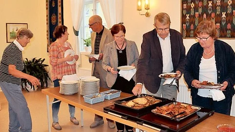 I samband med valgudstjänsten och valet i församlingshemmet serverades det raggmunk och valfläsk...