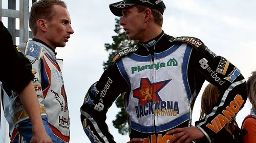 Laddad för derby. Andreas Jonsson ser fram emot säsongens första derbybatalj när Dackarna möter Elit Vetlanda. Mannen till vänster blir också en nyckelfigur. Rune Holta gör sin första match mot Vetlanda i Dacke-väst