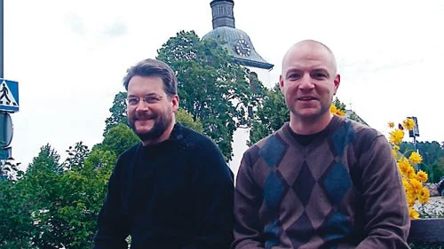 Församlingspedagogen Daniel Lindström (t h) och kyrkomusikern Anders Z Larsson har en viktig roll i musikalprojektet.