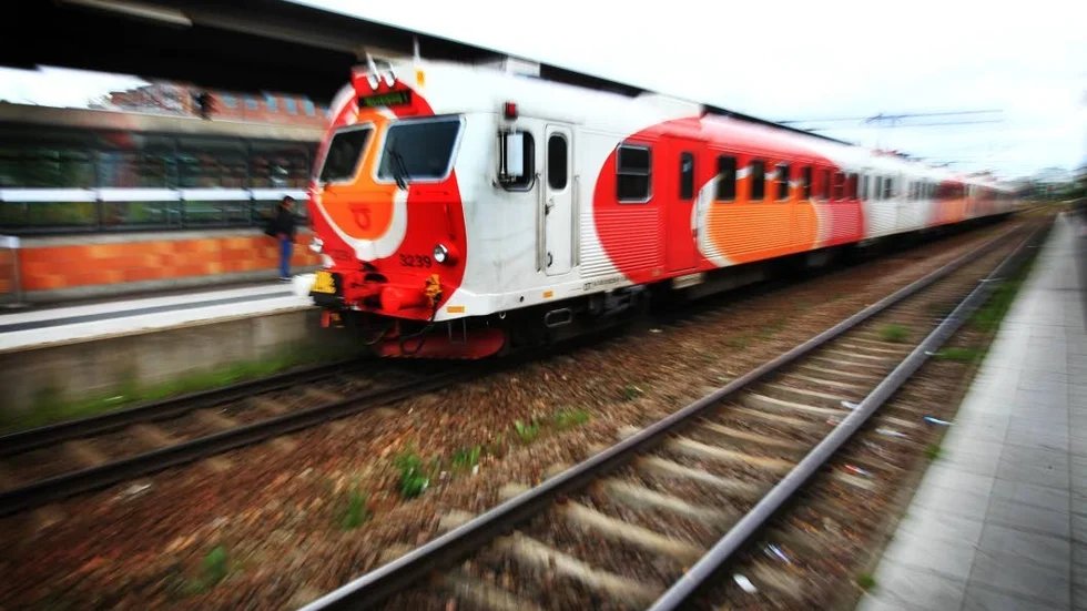 En 16-årig pojke blev misshandlad och hotad ombord på pendeltåget.