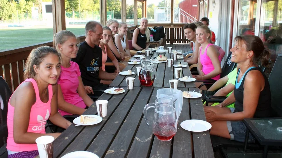 Snart firar Motala AIF 110 år. En aktningsvärd ålder på en bas i stans idrottsliv. Friidrottsklubben tjuvstartade firandet i Gävle, skriver Jens Bollius. Bilden är från tårtkalaset efter Maja Nilssons UEM-guld förra sommaren.