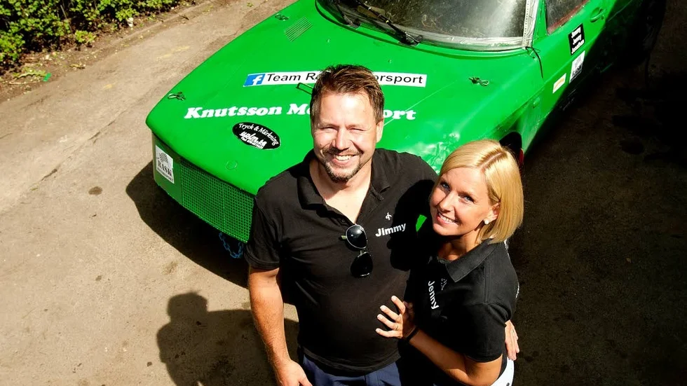 Lyckat. Först fann de varandra. Sen såg Jimmy Rask till att Jenny Feuk Karlsson hamnade bakom ratten i en folkracebil.