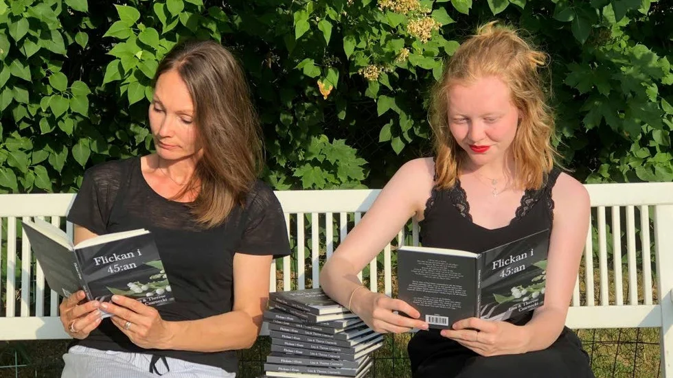 – Att läsa böcker är som att titta in i någon annans värld, säger Therese och Liza Czarnecki.