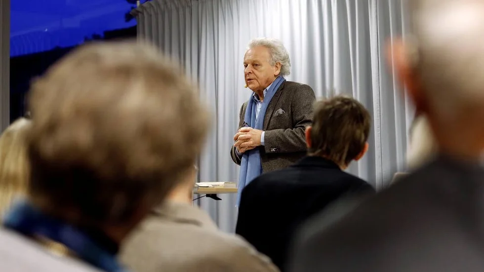 Många hade sökt sig till Motala bilbliotek för att höra författaren och journalisten Herman Lindqvist.