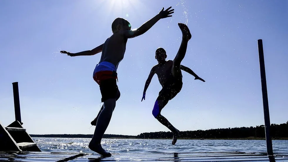 Sommarvärmen fortsätter att hålla sitt grepp om landet. Inga drastiska förändringar i väderläget väntas.