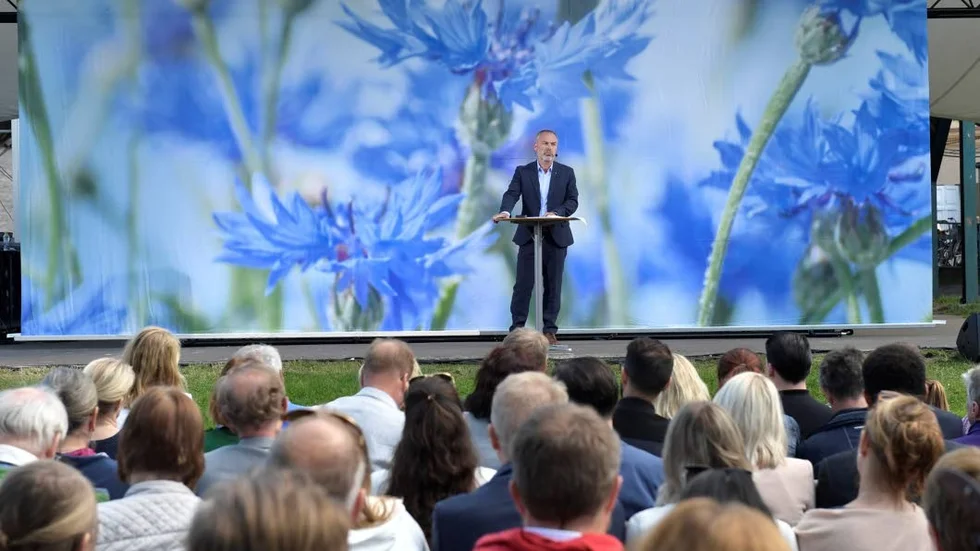 Jan Björklund på scenen.
Uppbackad av blåklint, som minner om den östgötska rösträttsrörelsen håller Liberalerna sitt första primärval idag i Linköping.