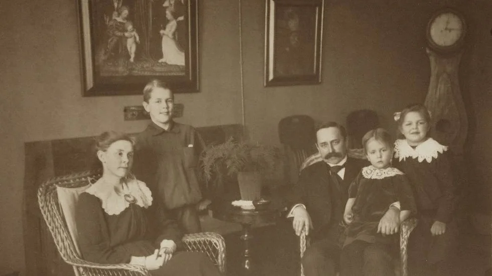 Klarsynt statsman. Liberalen Nils Edén med familj.