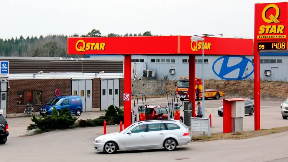 Qstar. Företaget har bensinstationer i hela Sverige. I helgen råkade Qstar ut för ett tekniskt fel och priset dumpades till en krona per liter.