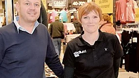 Anders Bejsy VD för Stadium Outlet och butikschef Lena Rutfjäll tog emot alla kunder i torsdags.
