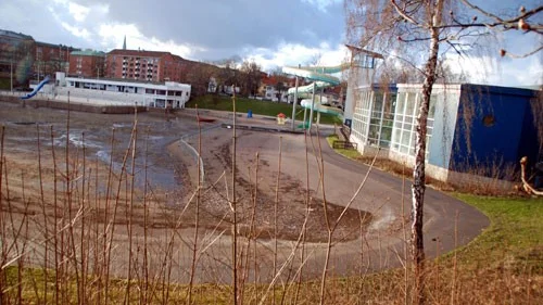 Den gamla simhallen behöver lösas av.