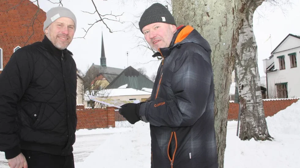 Världspremiär för orientering. I Vadstena. Boxholmsduon Johan Knutsson och Mats Lönngren lovar att det ska bli det till våren.