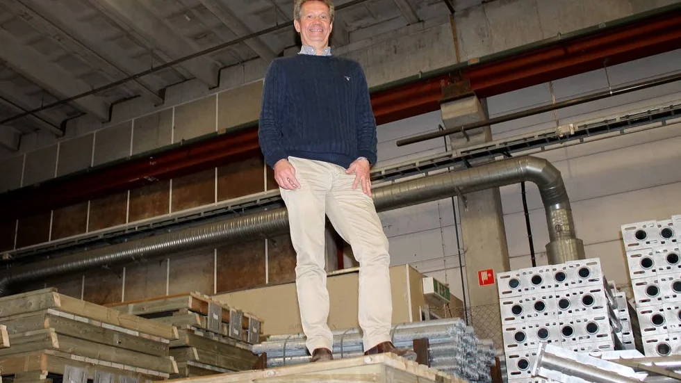 Tonny Werlemalm, vd på Grundtuben, siktar uppåt och berättar om företagets tillväxtplaner där bullerplank utgör grundstommen.