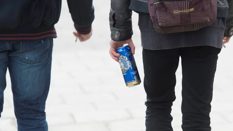 En man i 20-årsåldern misstänks ha langat alkohol i centrala Linköping under måndagseftermiddagen.
