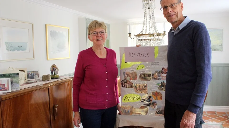 Monica och Håkan Blohm engagerar sig i Kenya 2005, en grupp på tolv personer som skänker pengar till biståndsarbete i Emali, Kenya. De samlar även in pengar på olika sätt, bland annat genom växtloppis. Foto: Lena Dahlberg