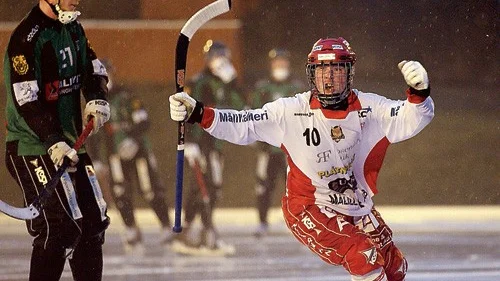 Eric Karlström jublar över sitt 6-3-mål för Målilla mot Derby.