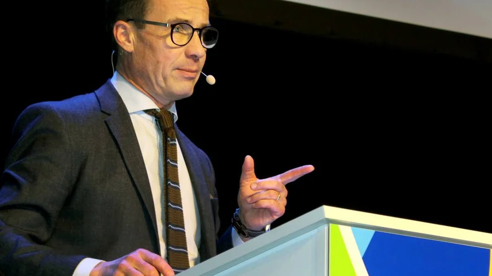 Moderatledaren Ulf Kristersson ska tala och svara på frågor.