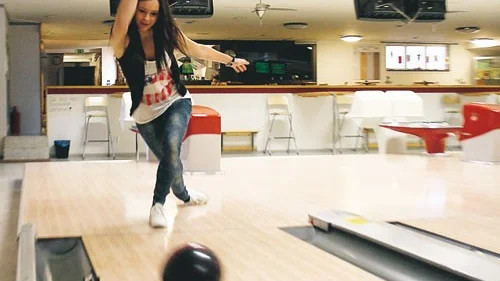Sandra Gustafsson åker till Qatar för att spela bowling. Ett äventyr utöver det vanliga.