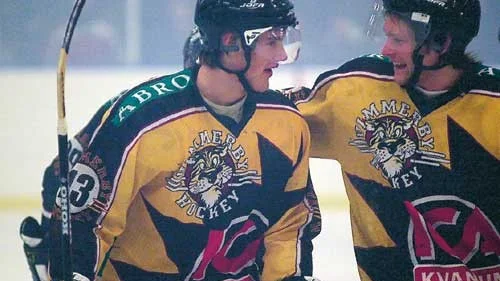 Rickard Karlsson visade vägen med sitt 1-0-mål mot Nittorp. Här klappas han om av Joakim Olofsson till vänster. Foto: Magnus Strömsten