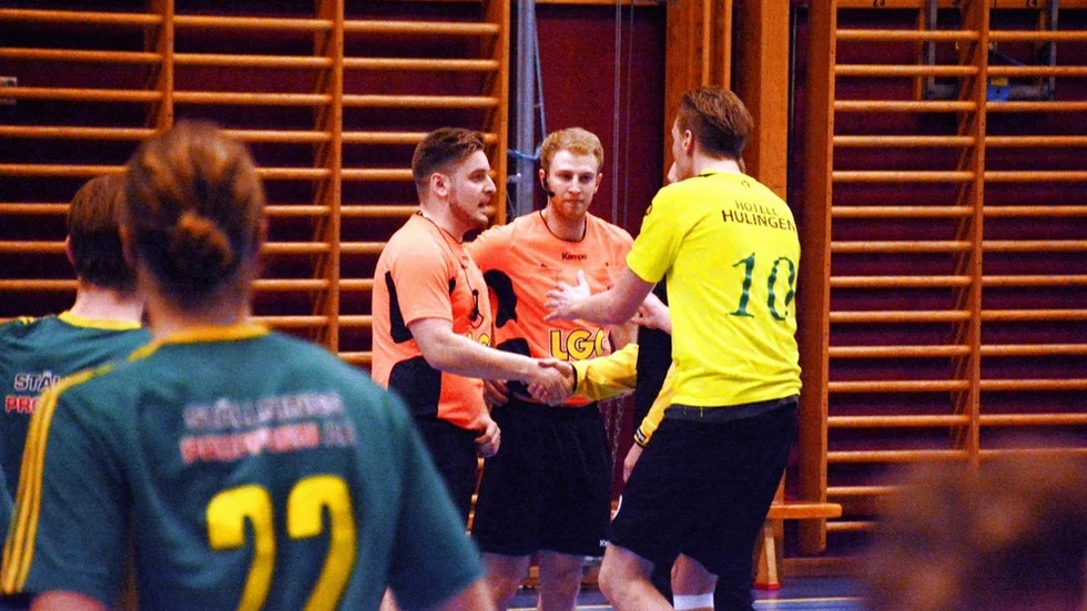 Spelande tränaren Robin Löfstedt var bäste målskytt för Hultsfred med sina åtta mål. Här diskuterar han med domarna. Foto: Micael Rundberg