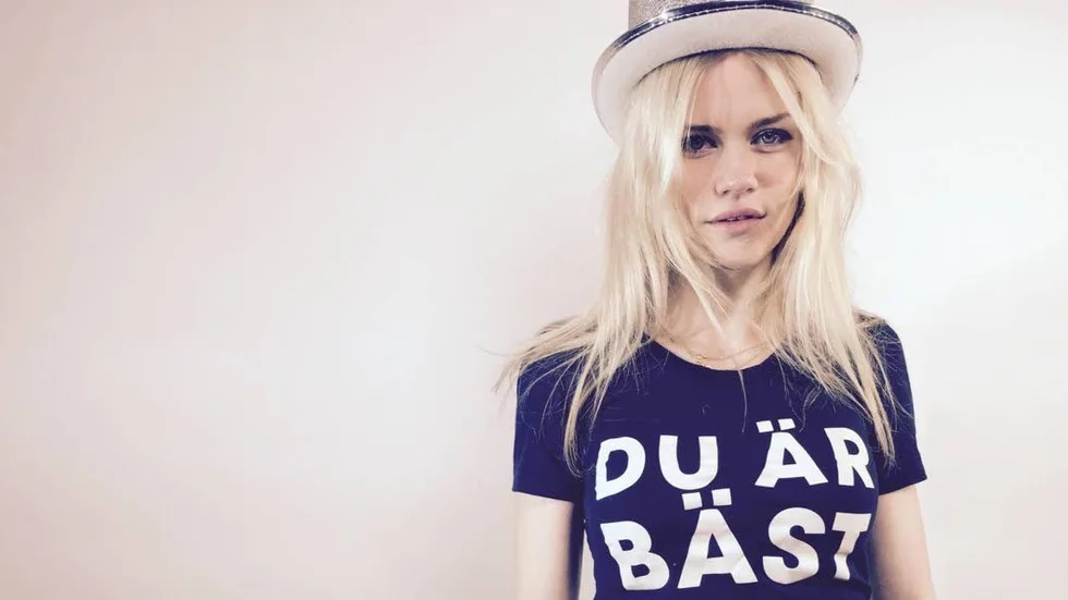 Experimenterar. Ida Redig har testat olika genrer och sångspråk på sina utgivningar. Nu sjunger hon på svenska till en minimalistisk, melodistark produktion.