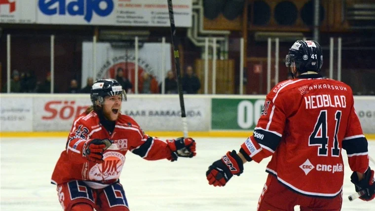 Oskar Drugge och Joacim Hedblad och deras lagkamrater ställs mot Karlskoga i kväll.