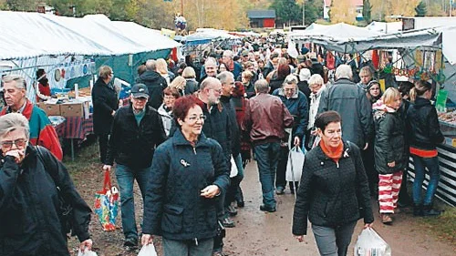 Det var riktigt trångt i gångarna då cirka 6 000 personer besökte Kristdala Höstmarknad.
