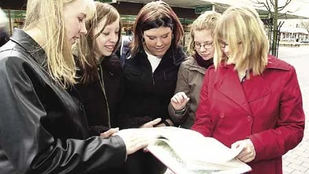 Lina Blomberg, Sandra Lindeborg, Tanja Nytorpet, Sofie Svensson och Josefine Eklund kollar upp Litauen i kartboken.