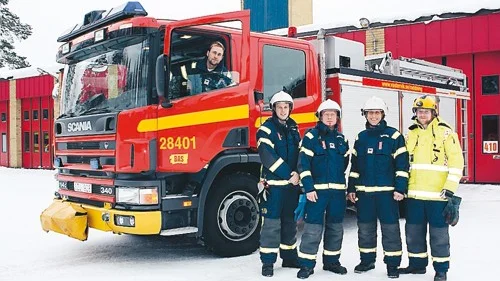 Så här påpälsade är inte Västerviks brandmän i kalendern som ska börja säljas under hösten. Från vänster: Erik Flink, Oscar Karlsson, Jörgen Kurvinen, Vasilios Tsakiridis och Richard Brown.