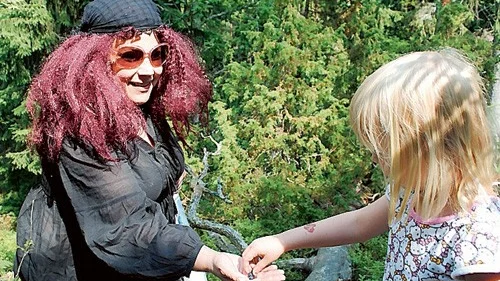 - Blåbär är jättebra matsäck på vägen, säger trollmor Grimhild.