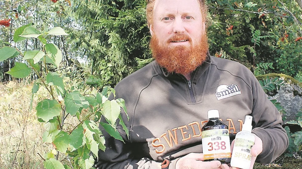 Daniel Petersson Sandin satsar på eget företag inom viltutfodring. Produkterna har han tagit fram själv, de lockar vildsvinen genom sin doft och smak. Foto: Lena Dahlberg