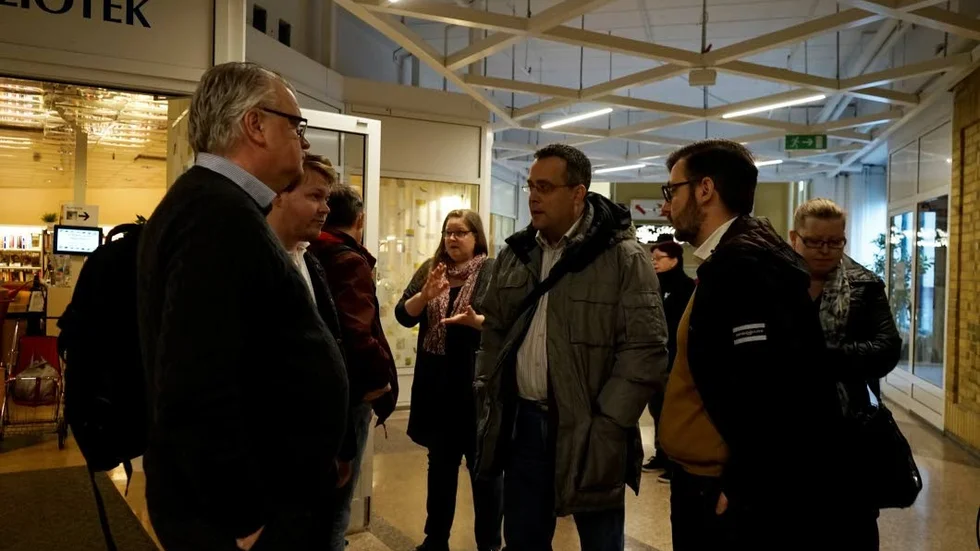 Politikerprotest. Politiker från den borgerliga oppositionen samlades i Skäggetorps centrum för att protestera mot S+MP+L-majoritetens beslut att flytta biblioteket.