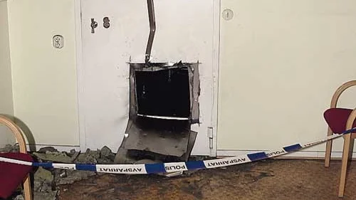 Med något som man tror var en vinkelslip skars ett hål upp i plåtdörren till arkivet, där pengarna tillfälligt förvarades.