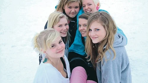 Lyfter upp sin hjälte. Lena Johansson omgärdas av Julia Borggren, Karin Leek Nicander, Emma Gustafsson, Eleonore Lundström och Josefine Andersson.