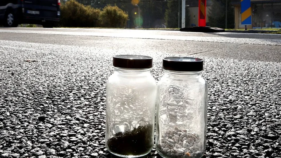 Pers kallas den nya vägbeläggningen – poroelastic road surface. Volymmässigt består den till lika delar av gummi och grovsand