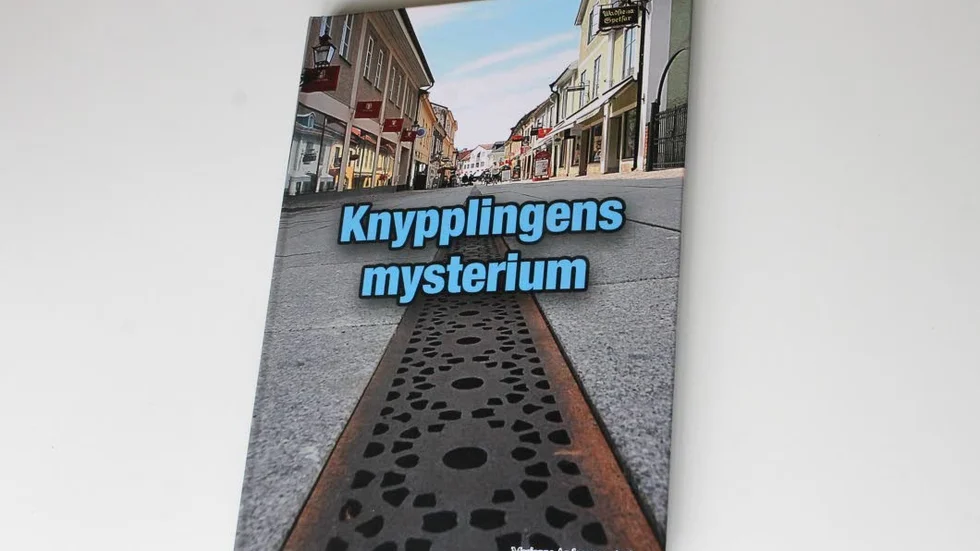 Marieanne Anderson har tillsammans med Åke Svensson skrivit tre böcker om knypplingen som hantverk och dess historia.