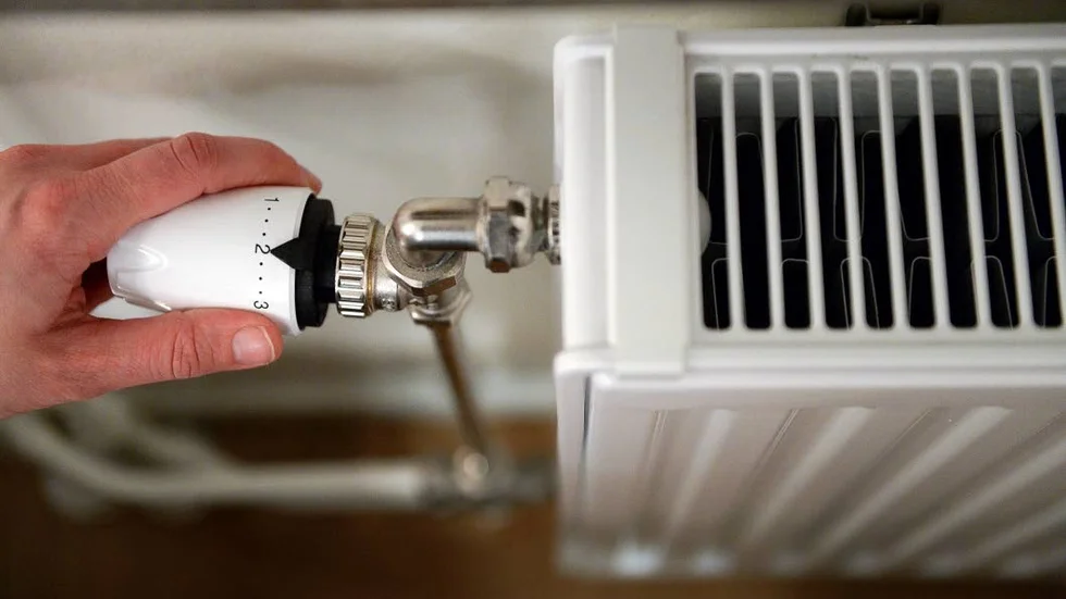Nu sänker kommunen temperaturen i sina lokaler för att spara pengar.