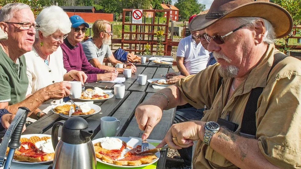 Arrangörerna av Hantverksmarknaden har planeringsmöte med våffelätning på Café Mallboden.