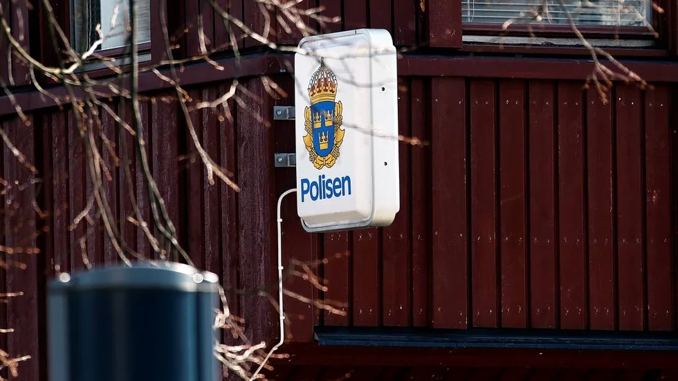 Motalapolisen söker vittnen efter att två unga kvinnor utsatts för misstänkta brott.